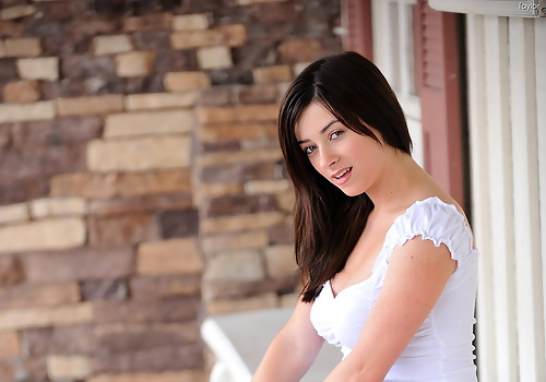 Taylor Vixen Amateur Pornstar Flashes Her Big Tits in Public